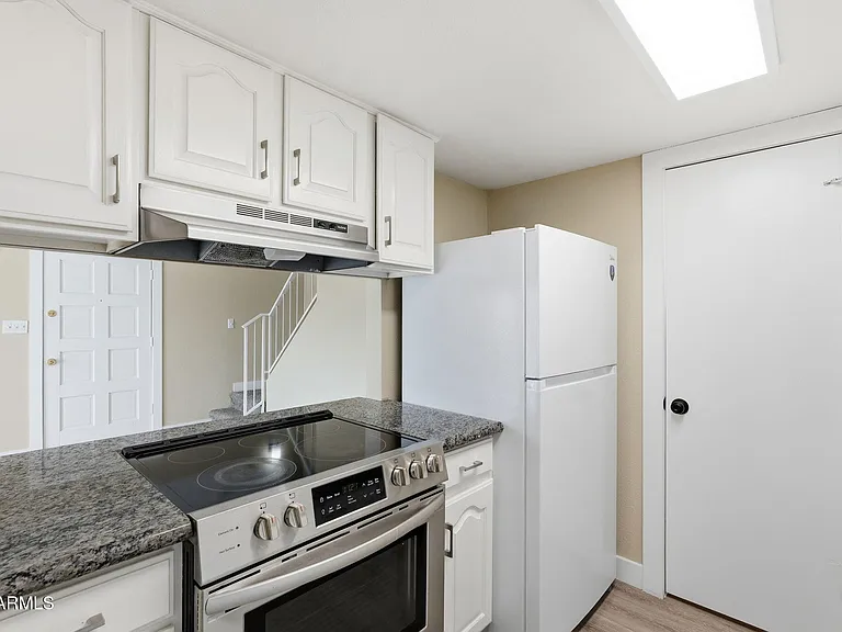 8432 N 34th Dr — Photo 3