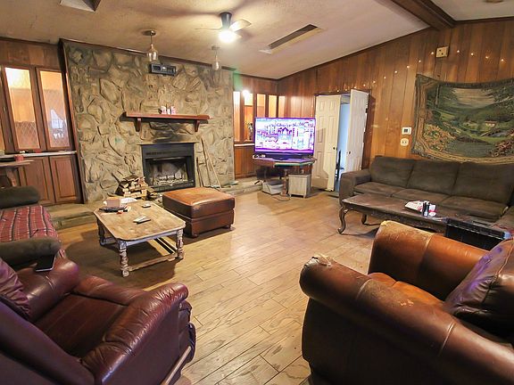 3rd image of 204 E 9th St