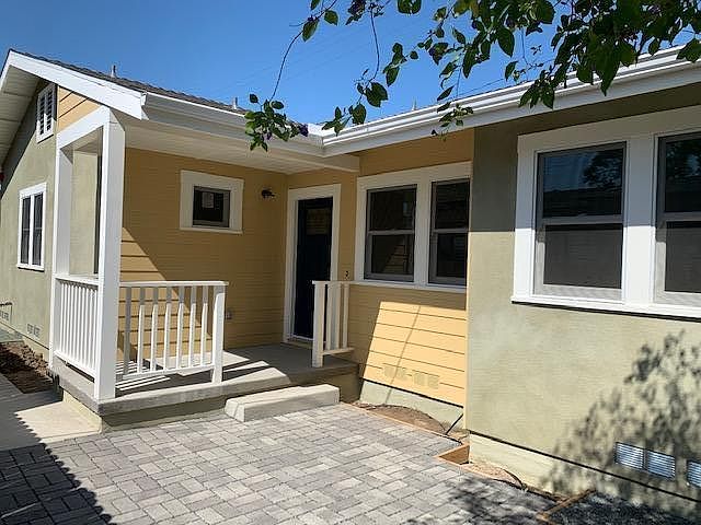 Front entrance/ yard / porch
