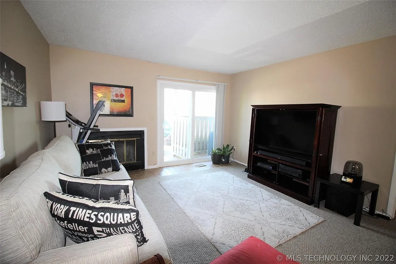2 bed, 1014 sqft, $1,100 — Photo 3