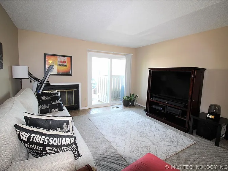6722 S Lewis Ave — Photo 3