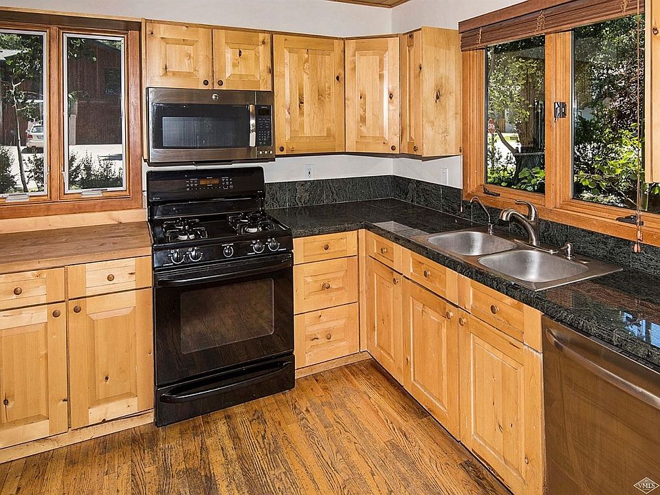 spacious kitchen with lots of counter space