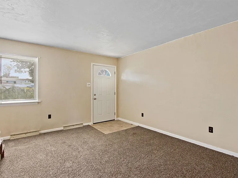 142 N Pleasant Ave — Photo 3