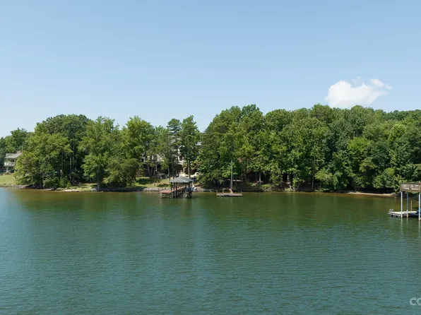2105 Lake Forest Dr, Tega Cay, SC 29708