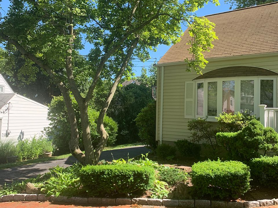 1st image of 11 Somerset Dr