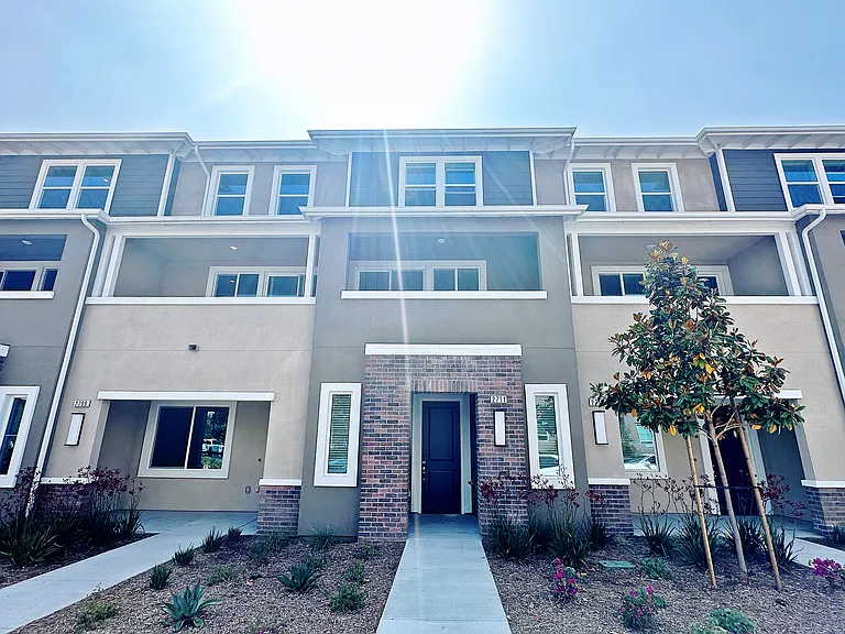 2711 Erebus Ct — Photo 1