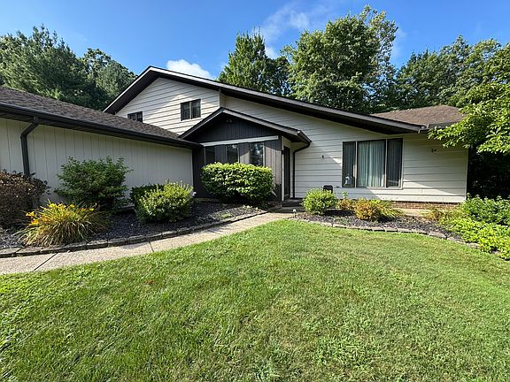 2nd image of 9460 Woodview Dr