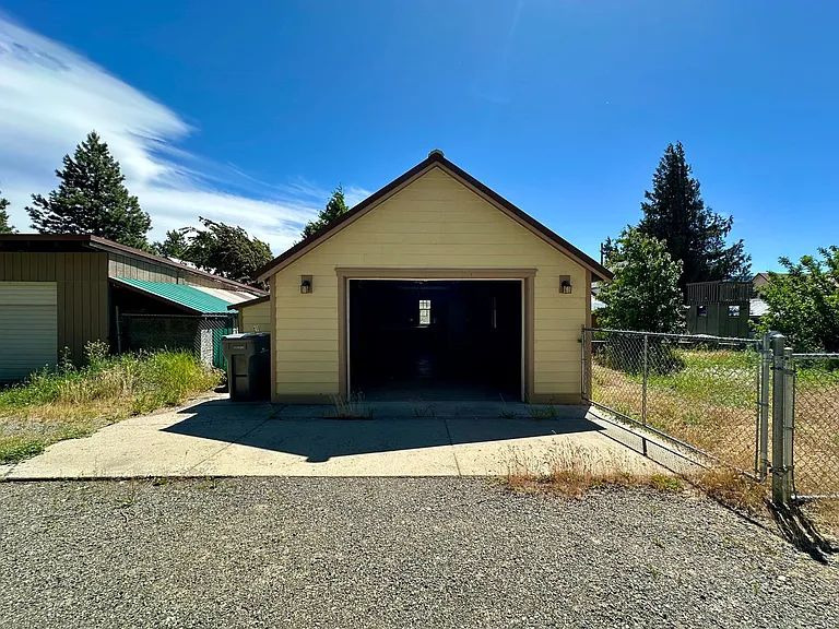 403 E 3rd St — Photo 31
