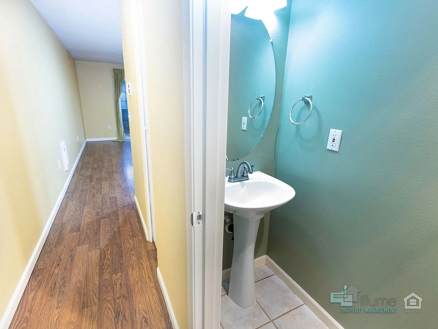 Bright & Spacious 2-Bedroom End Unit Townhome in Desirable Woodstock Neighborhood! — Photo 4