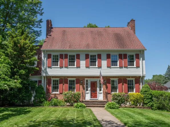 313 Quaker Lane North, West Hartford, CT 06119