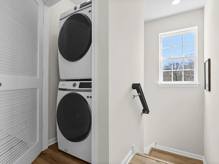 996 Woodview Ct — Photo 11