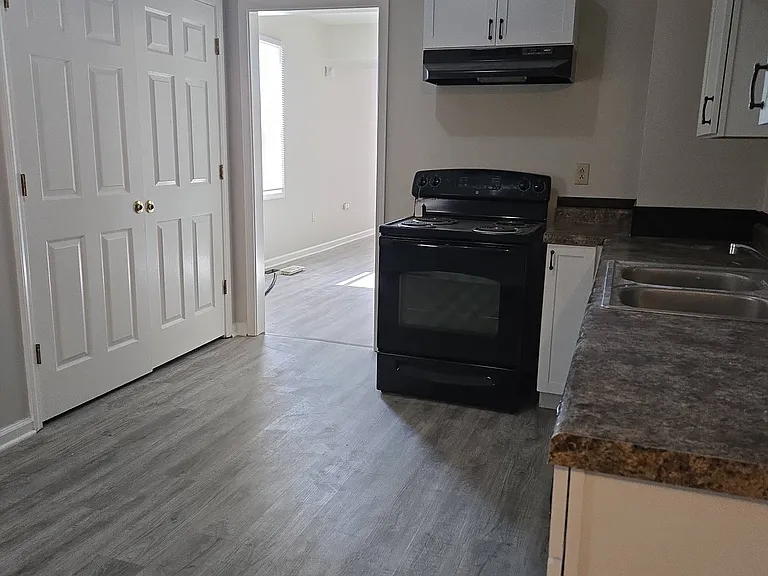 1543 S State Ave — Photo 11