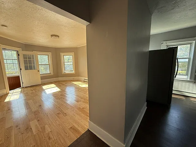 3 bed, 1100 sqft, $2,200 — Photo 2