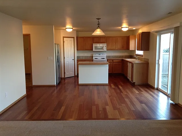 4 bed, 2.5 bath, 2542 sqft, $3,380 — Photo 3