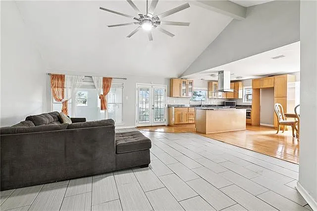 3 bed, 2.0 bath, 1527 sqft, $2,300 — Photo 4