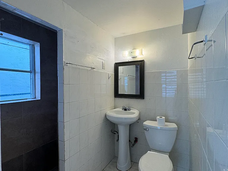 215 NE 26th Ter #C — Photo 13