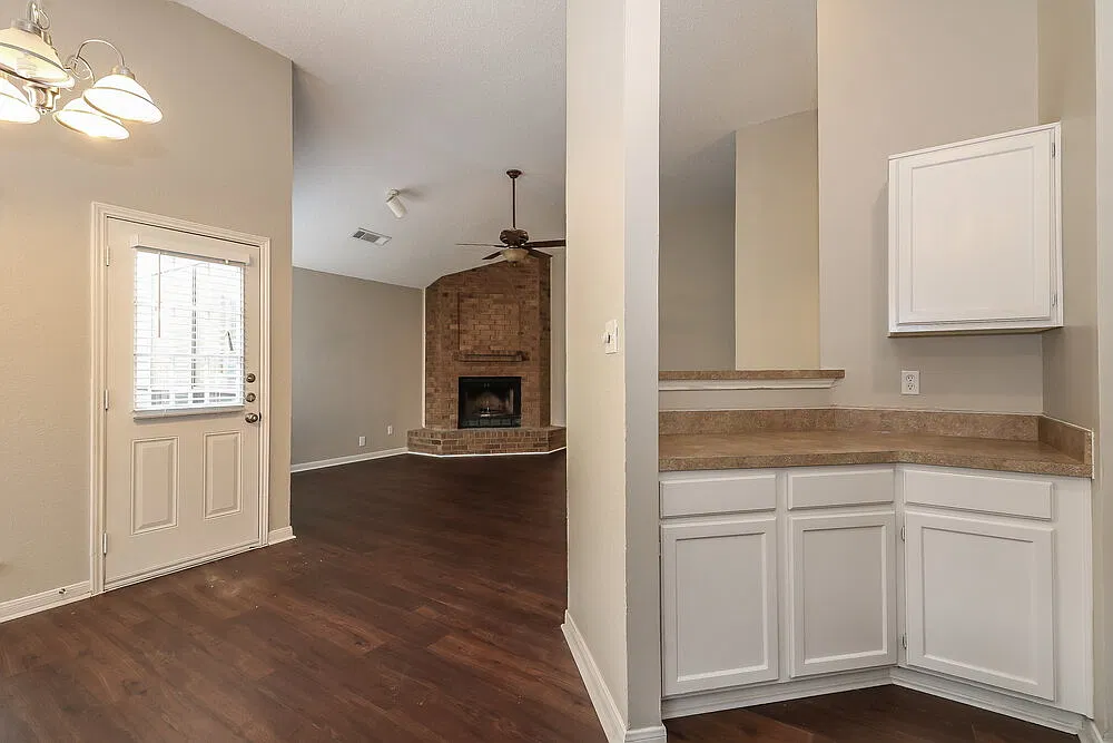 3 bed, 2.0 bath, 1211 sqft, $2,035 — Photo 4