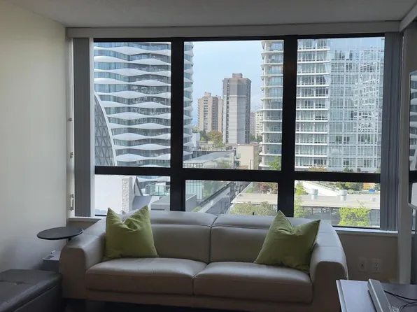 938 Smithe St #1406, Vancouver, BC V6Z 3H8
