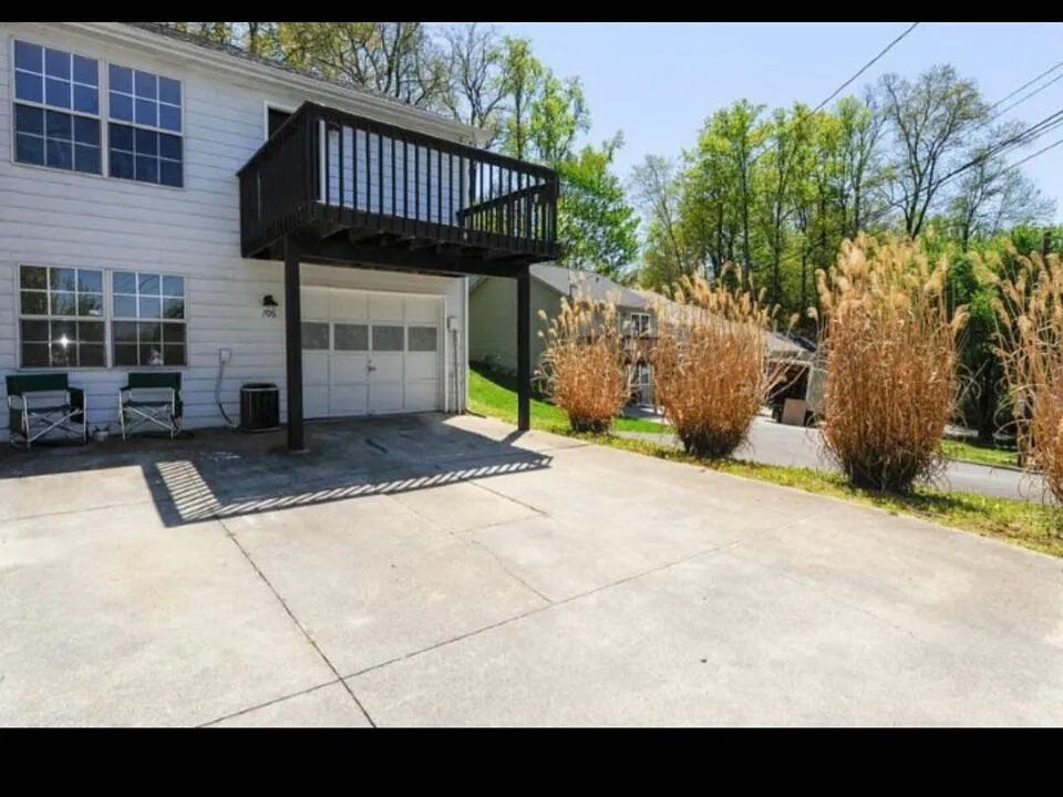 706 Shadywood Ln