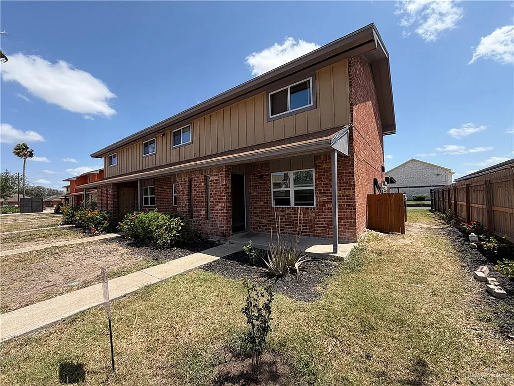 2 bed, 1.5 bath, 2942 sqft, $995 — Photo 1