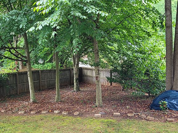 4th image of 8 Holly Springs Ln