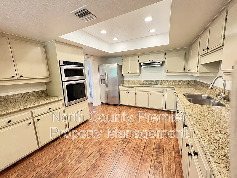 Building Photo - 2420 Torrey Pines Rd #B202