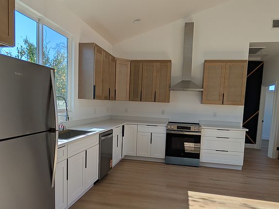 4th image of 3036 Greenwood Dr