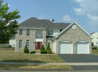 12 Lilac Ln, Danbury, CT 06810