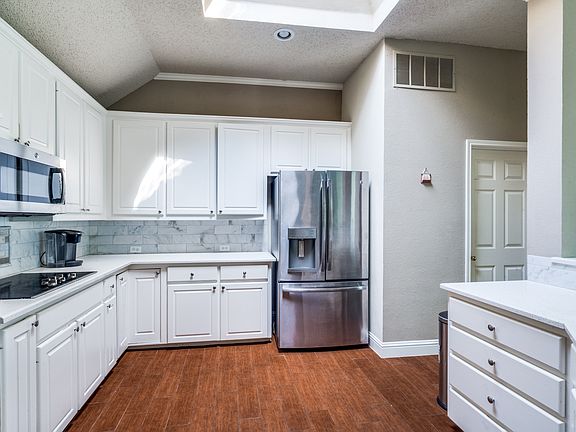 3rd image of 6816 Thorncliff Trl