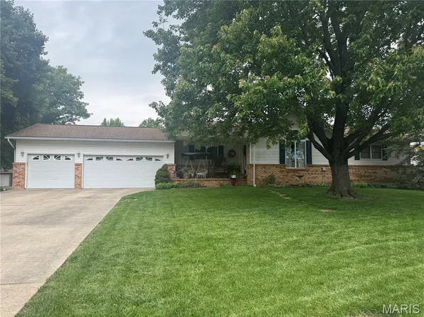 201 Cross Creek Dr, Bethalto, IL 62010