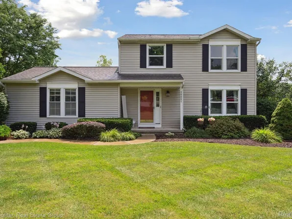 30051 Lamplighter Ct, New Hudson, MI 48165
