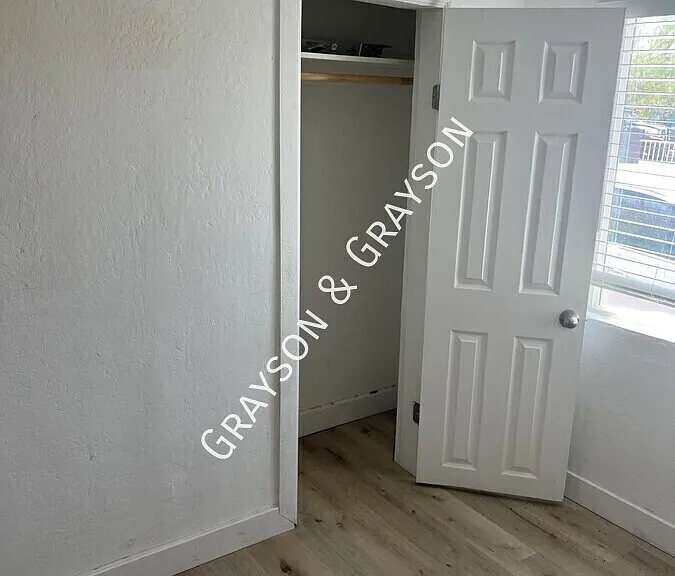 1530 E Pierce St #4 — Photo 2
