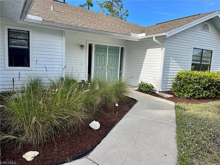 2251 Queens Way E — Photo 3