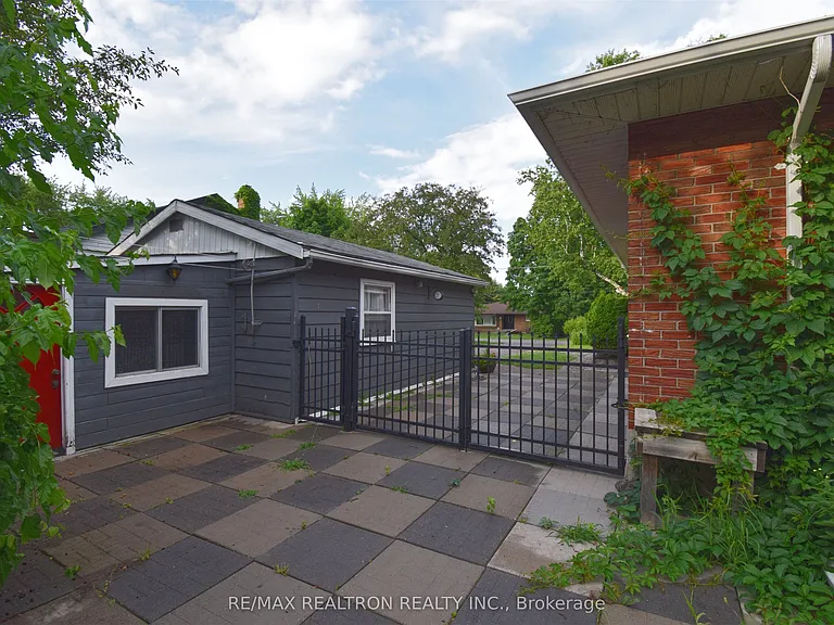 250 Meadow Rd — Photo 30