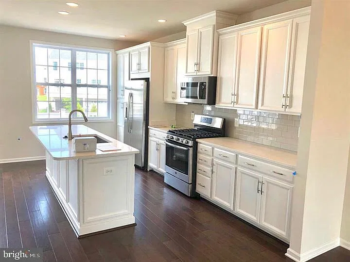 4 bed, 3.5 bath, 2164 sqft, $3,350 — Photo 2