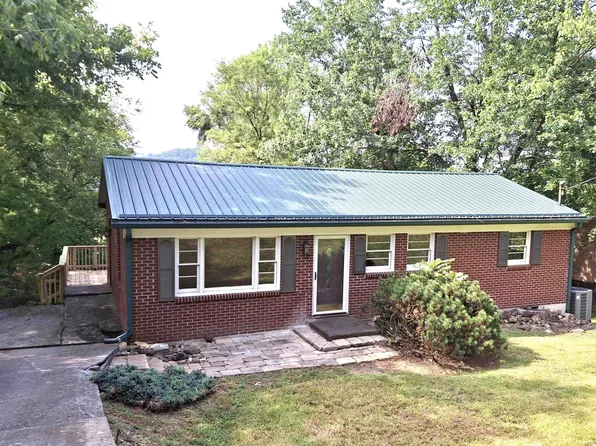 305 Circle Dr, Pembroke, VA 24136