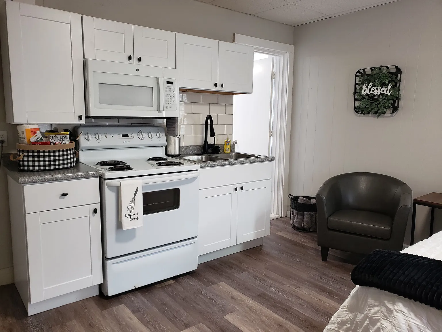 Furnished Efficiency Apartment — Photo 4