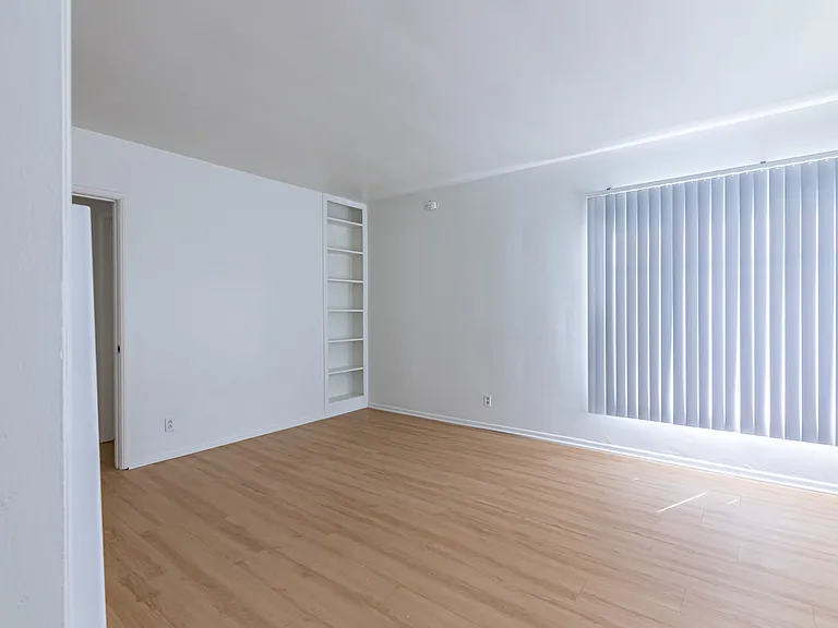Gayley Manor Apartments — Photo 28