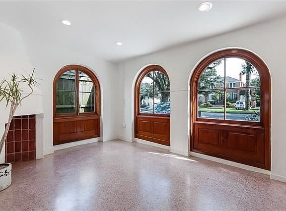 3rd image of 2 Versailles Blvd