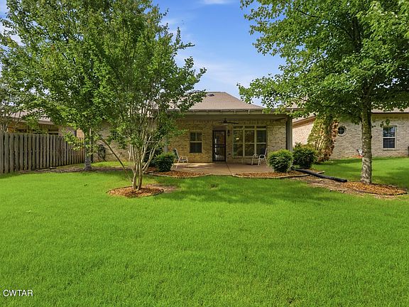 3rd image of 26 Water Ridge Pl