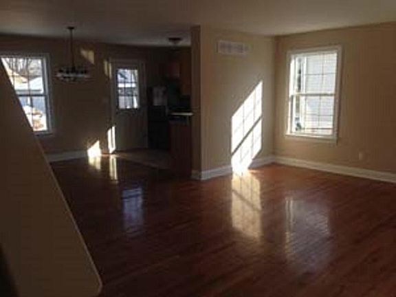 3rd image of 305 Mary St