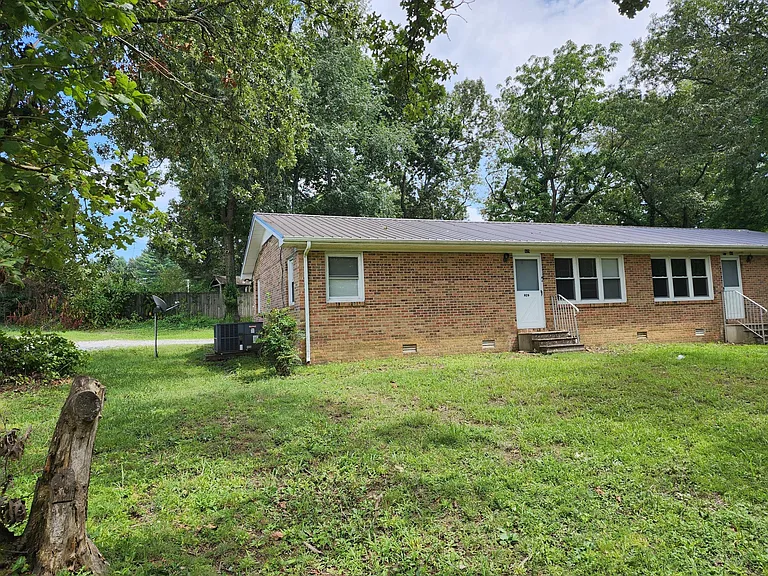 929 Autumn Ct — Photo 1