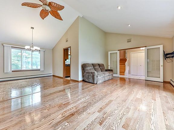 5th image of 33 Lurie Cir