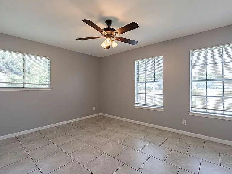 310 E Grady Dr — Photo 7