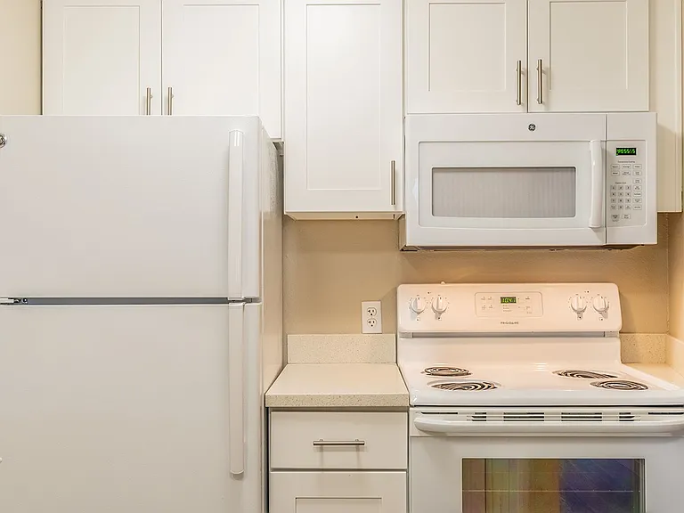 Francis Ave Apartments — Photo 12