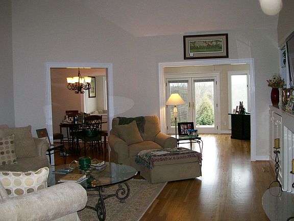 3rd image of 201 Toms Creek Bluff Ln