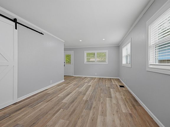5th image of 204 N Holly Ave