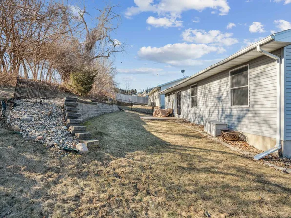 2088 Golden Eagle Dr, Dubuque, IA 52001