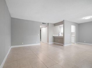 516 Meadows Cir, Boynton Beach, FL 33436