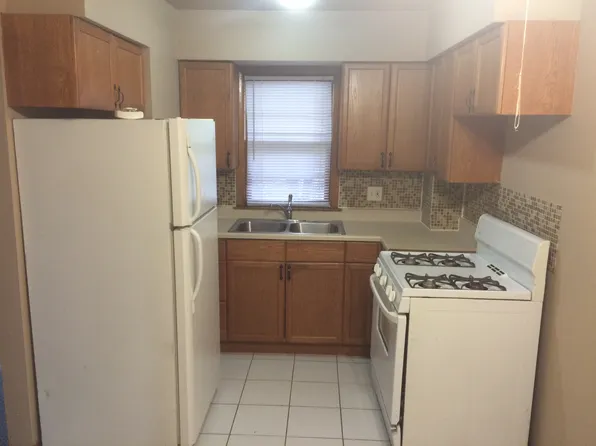 100 Vana Dr APT 8, Willow Springs, IL 60480